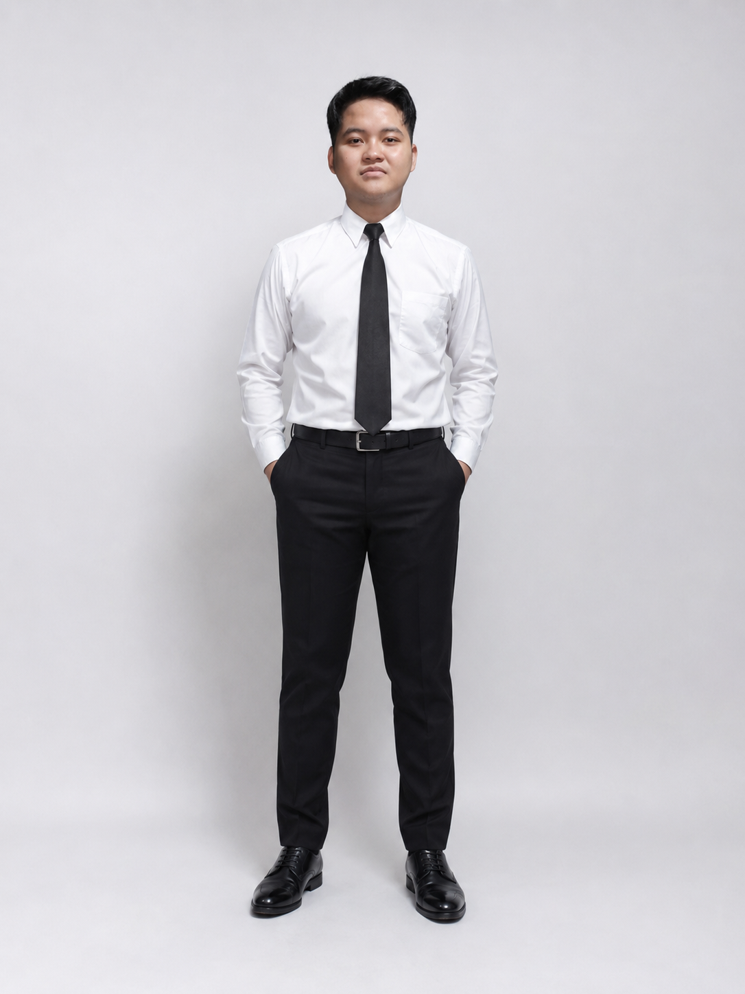 Foto formal Tri Yatna dengan kemeja dan dasi